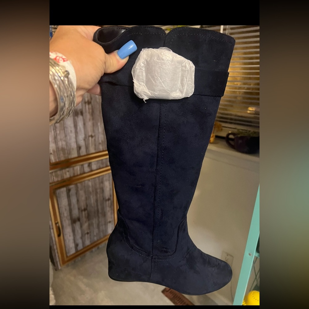 Size 9 new boots with tags. blue suede boots.